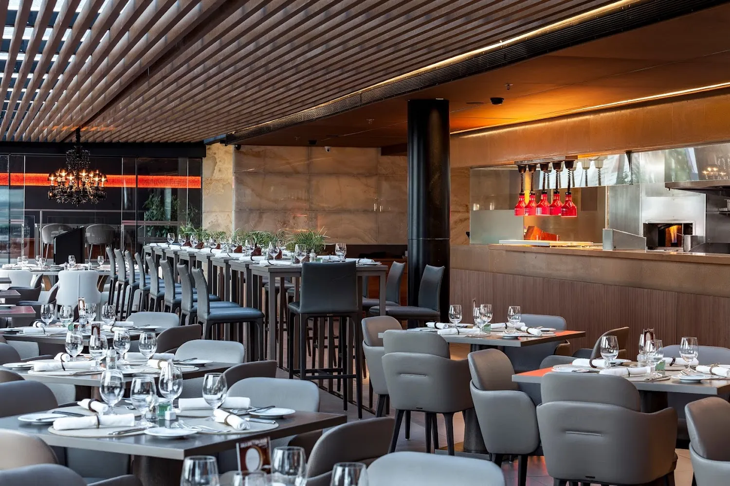 Detalhes da decoração do restaurante Skye