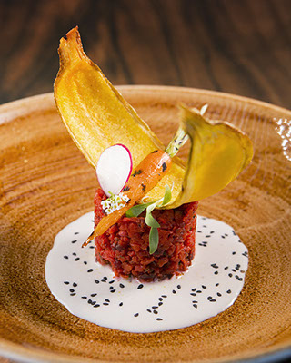 Fake Tartar - de cenoura e beterraba defumadas com picles e emulsão de leite de amêndoas