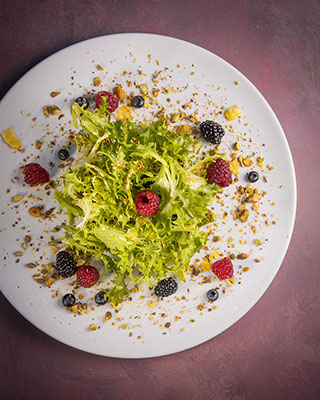 Frisee Berries e Cabra - Salada de alface frisée com queijo-de-cabra, berries, granola salgada, pistache e vinagrete de framboesa