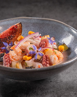 Ceviche Do Mar Com Goiaba - Peixe branco, camarão, polvo, lula, batata-doce, abacate, milho crocante e goiaba