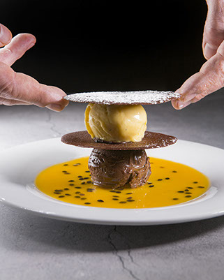 Choco-Passion - Com o mesmo visual desde sua primeira apresentação há 32 anos. Mousse de chocolate amargo e sorbet de maracujá intercalados com lâminas de chocolate servido com calda de maracujá