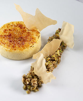 Creme Brulee - de cardamomo, farofa de baklava e mel com água de rosa