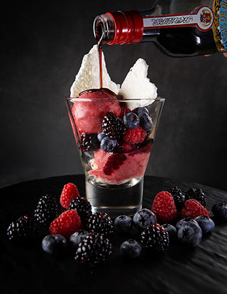 Vacherin Da Borgonha - Nosso clássico na versão vegana. Sorbet de frutas vermelhas com suspiro e calda de amora, regado com licor de cassis