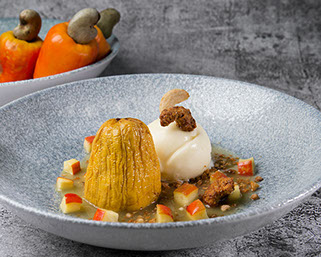 I Love Caju - Caju confitado, sorbet de caju, farofa de castanha-de-caju e suco do famoso caju amigo com vodka