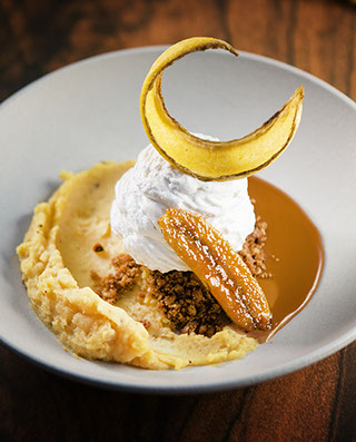 Banofee Unique - Purê de banana, doce de leite, emulsão de baunilha e crumble de macadâmia e canela